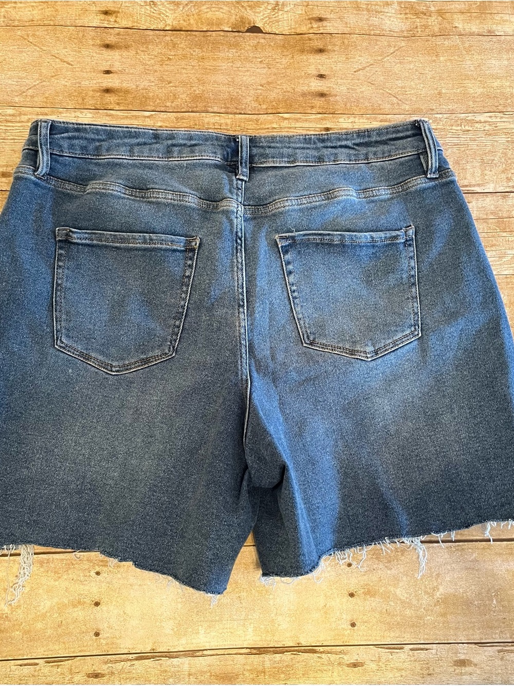 Ava & Viv Women’s Light Blue Distressed Denim Cutoff Shorts EUC Plus Size 16W - Picture 5 of 5